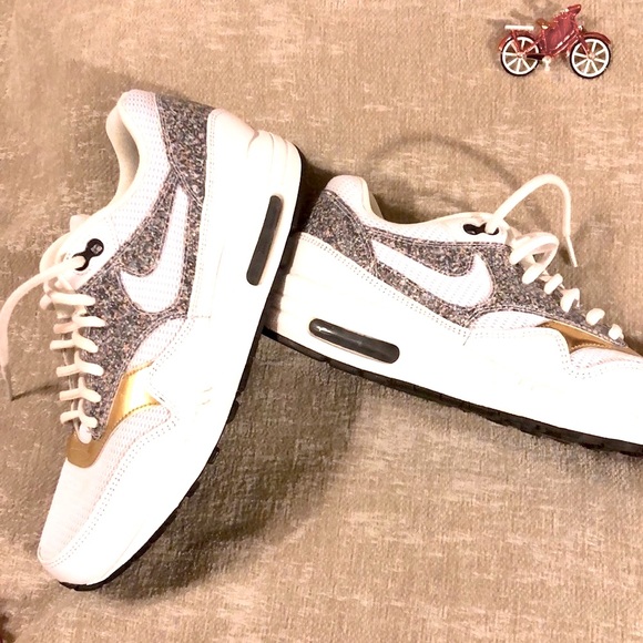 Nike Shoes - Nike Air Max 1 SE.    Like New Condition